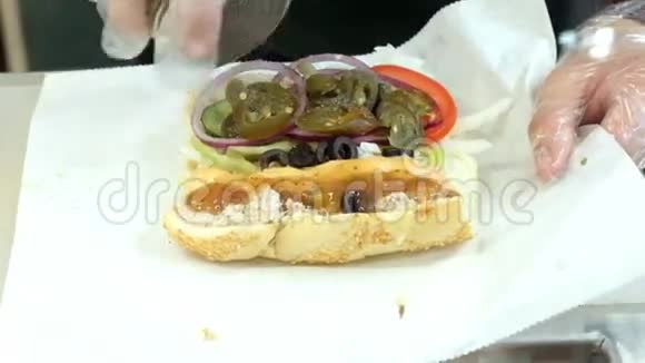 一位厨师在准备三明治和调料视频的预览图