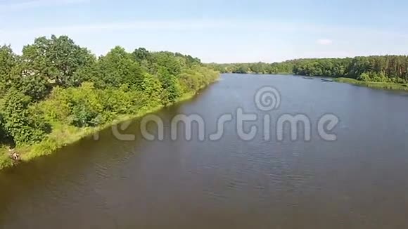 鸟瞰现状河流视频的预览图