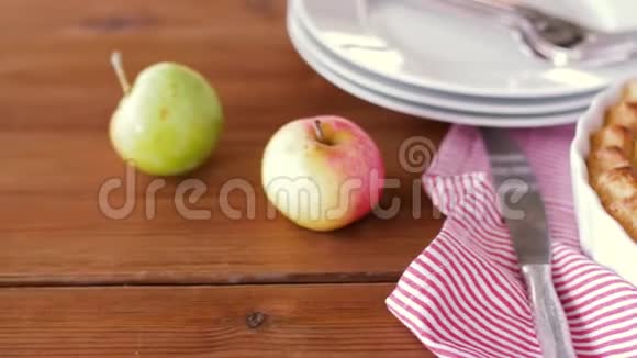 木桌上苹果派和刀的特写镜头视频的预览图