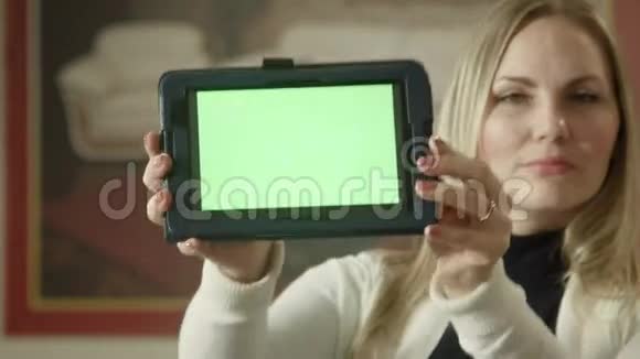 卖家在家具店展示带绿色屏幕的触摸板视频的预览图