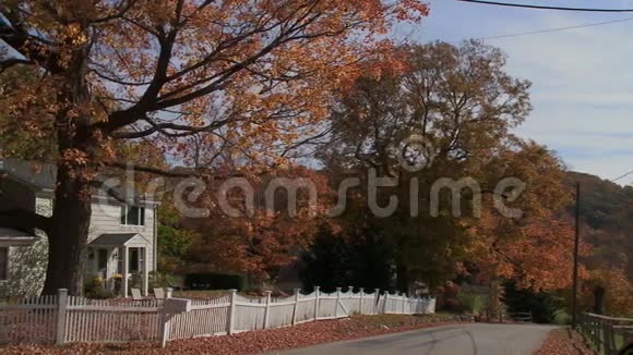秋天有房子的乡间小路3个中的2个视频的预览图