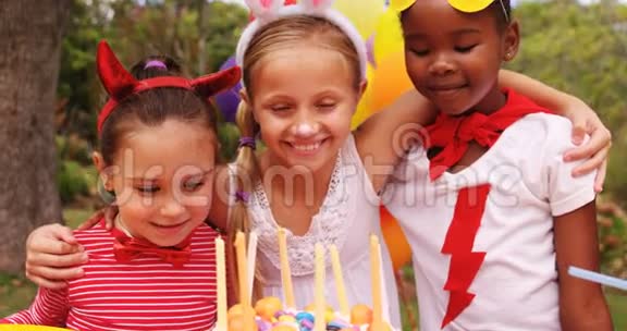 穿着各种服装的孩子庆祝生日视频的预览图
