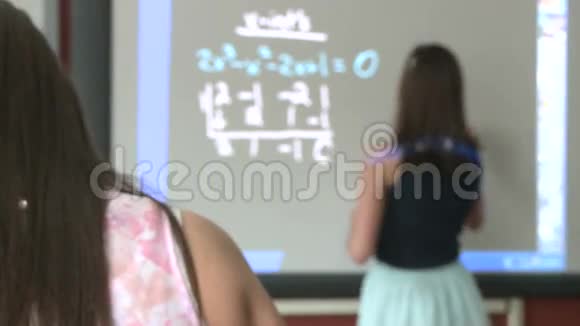 学生在教室前面的黑板上做数学题22视频的预览图