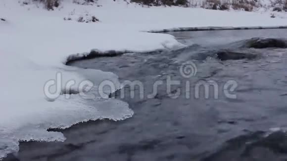 冬天结冰的河流水和雪视频的预览图