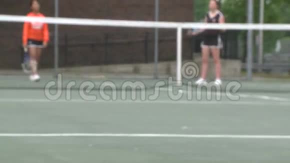参加网球练习的高中女生6人中有4人视频的预览图