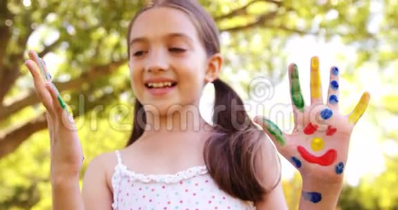 快乐的女孩双手涂成水色视频的预览图