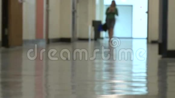 一个学生走在走廊上23视频的预览图
