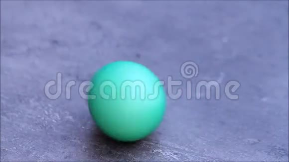灰色背景下旋转的绿色复活节彩蛋视频的预览图
