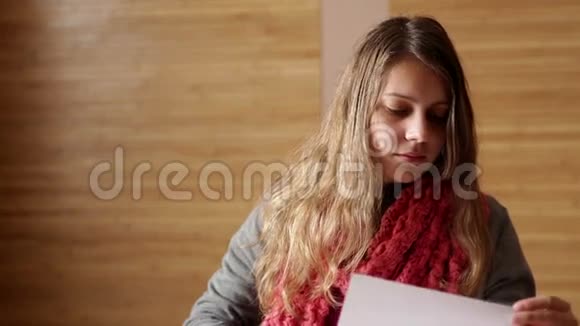 年轻的白种人商务女性在办公室阅读文件视频的预览图