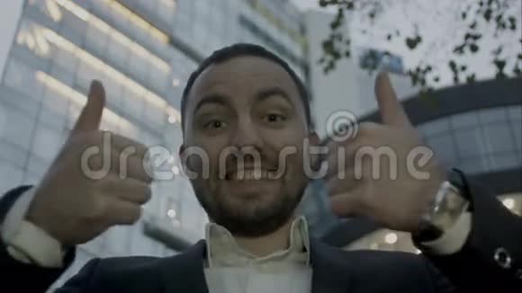 竖起两个大拇指为年轻商人画像视频的预览图
