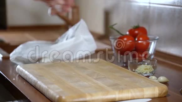 一个人切番茄做菜视频的预览图