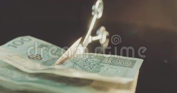 切割成本剪刀切割通用的100pln钞票视频的预览图