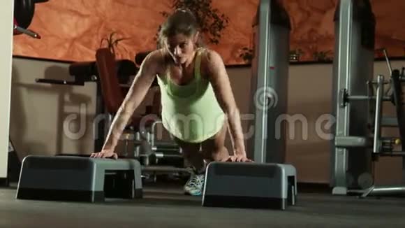 女人在健身台阶上做俯卧撑视频的预览图