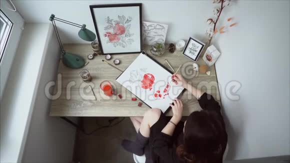 女青年画家静物画视频的预览图