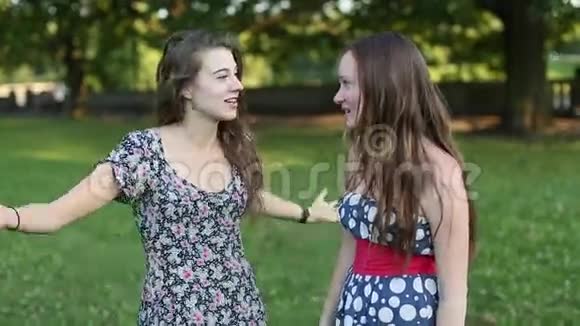 两个漂亮的女朋友站在公园里说话特写镜头视频的预览图