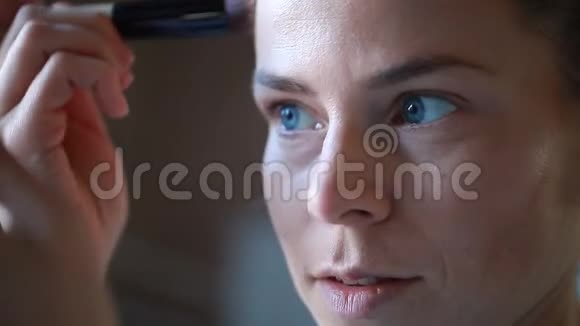 女人正在用刷子化妆视频的预览图