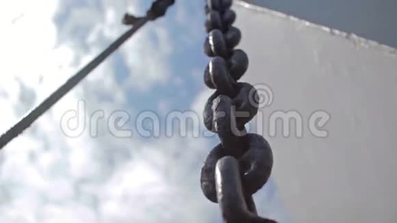 天空背景上挂着一条又肥又锈的旧铁链视频的预览图