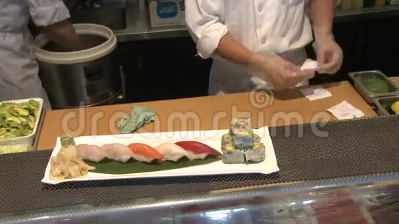 在寿司店准备食物3份中的2份视频的预览图