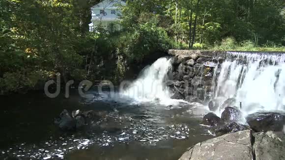美丽的溪流瀑布5中的2视频的预览图