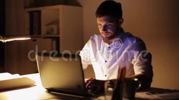 带笔记本电脑的人在夜间办公视频的预览图
