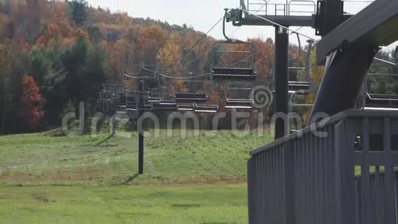 莫霍克山滑雪电梯在秋季5人中有2人视频的预览图
