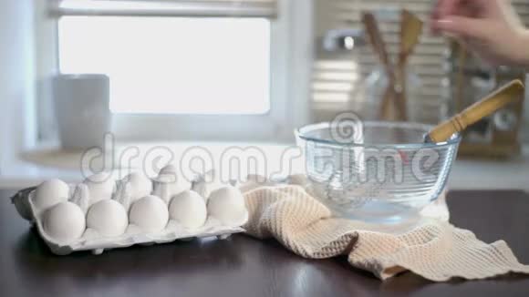厨房桌上的鸡蛋烹调食物的原料视频的预览图
