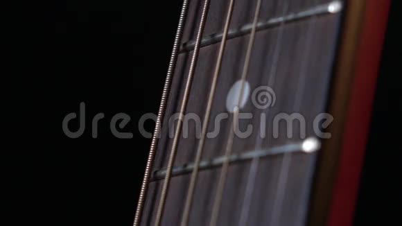 弹奏原声吉他弦俯视第一弦黑色近距离慢动作视频的预览图