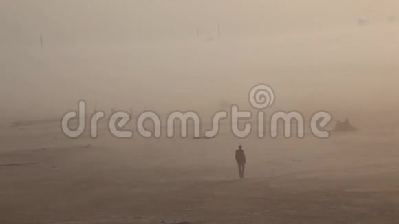 一个孤独的人走进一片迷雾的田野视频的预览图