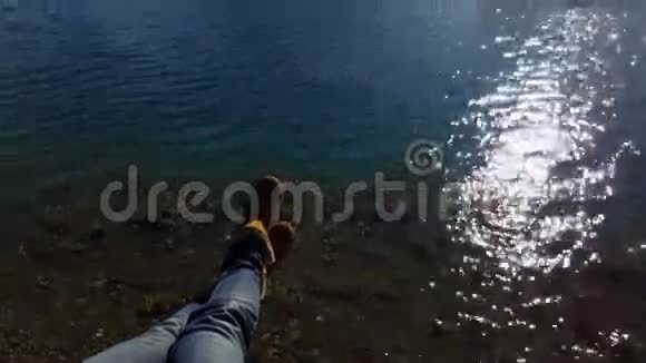 4K视频伯纳奥伯兰山脉和图恩湖视频的预览图