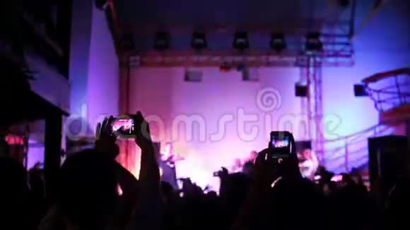 人们用手机开演唱会视频的预览图