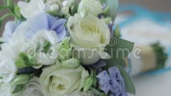 美丽的婚礼花束紫色的花躺在房间里的椅子上新娘特写拍摄花束视频的预览图