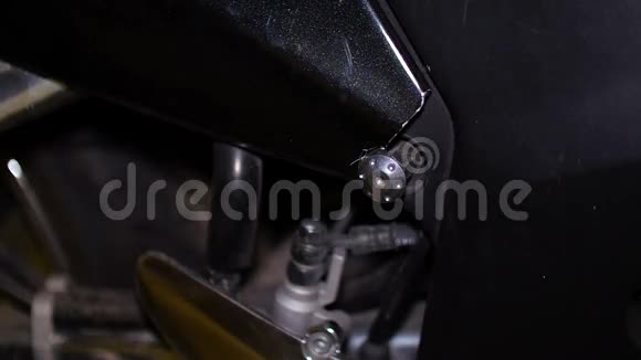 机修工在他的车间里用螺丝将摩托车零配件上的金属螺栓固定下来视频的预览图