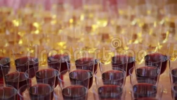 一大杯白葡萄酒和红葡萄酒就要喝光了视频的预览图