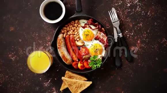 提供美味的英式早餐包括铁制锅视频的预览图