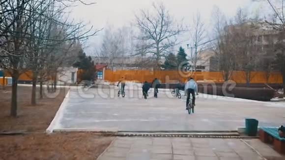 青少年的朋友们一起骑在BMX上玩把戏慢动作120FPS视频的预览图
