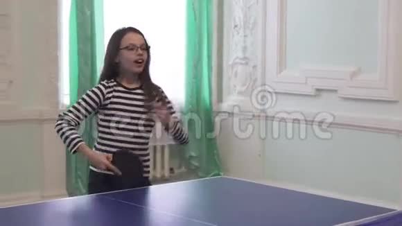 美丽的年轻女孩打乒乓球股票录像视频的预览图