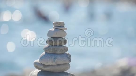 站在海边的一叠圆石平衡和谐的理念海洋海岸的岩石视频的预览图