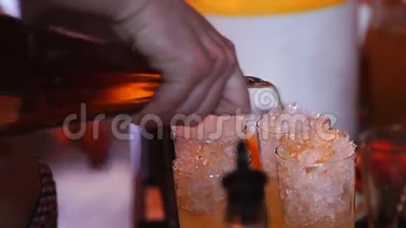 Barmen手和摇床杯鸡尾酒视频的预览图