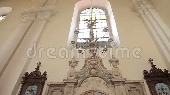 教堂里的婚礼视频的预览图