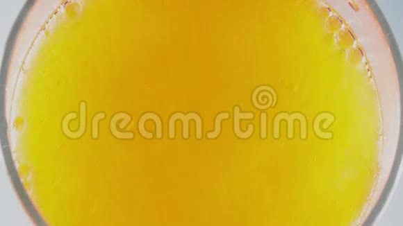 橙色饮料中的气泡特写镜头全高清视频的预览图