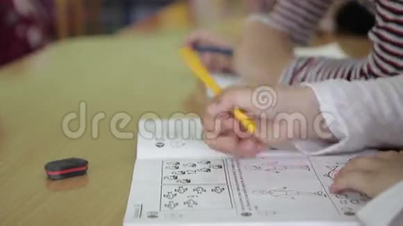 孩子们在幼儿园的笔记本上写字视频的预览图