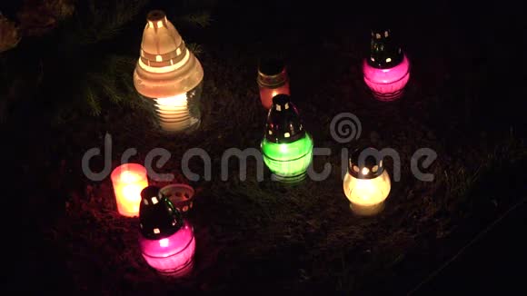 夜晚的墓地里燃烧着五颜六色的蜡烛集中注意力4K视频的预览图