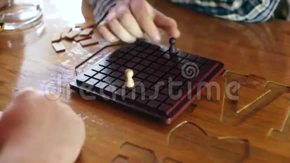 两个人玩棋盘游戏特写视频的预览图