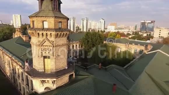 无人机飞过旧城的屋顶视频的预览图