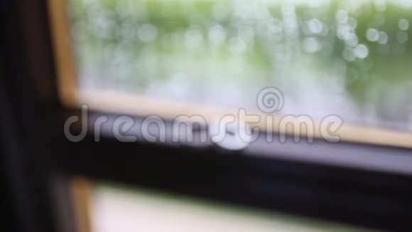 雨中窗户上的结婚戒指滴在玻璃上测试视频的预览图