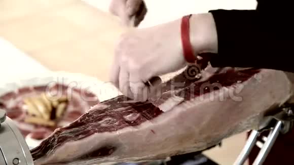 西班牙男人切西班牙火腿视频的预览图