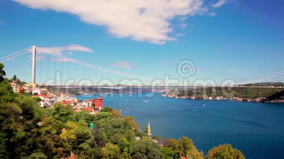 博斯普鲁斯大桥连接伊斯坦布尔欧洲水边和蓝天背景下的亚洲水边视频的预览图