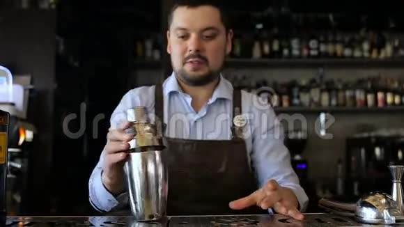 酒保训练在酒吧表演视频的预览图