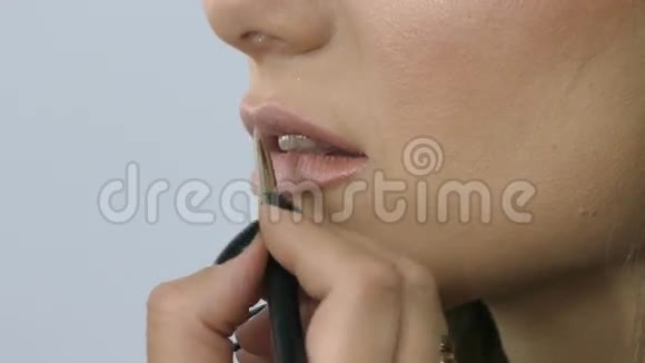 专业化妆模式的最新应用唇彩刷视频的预览图