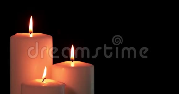 白色的圣诞蜡烛在黑暗中发光视频的预览图